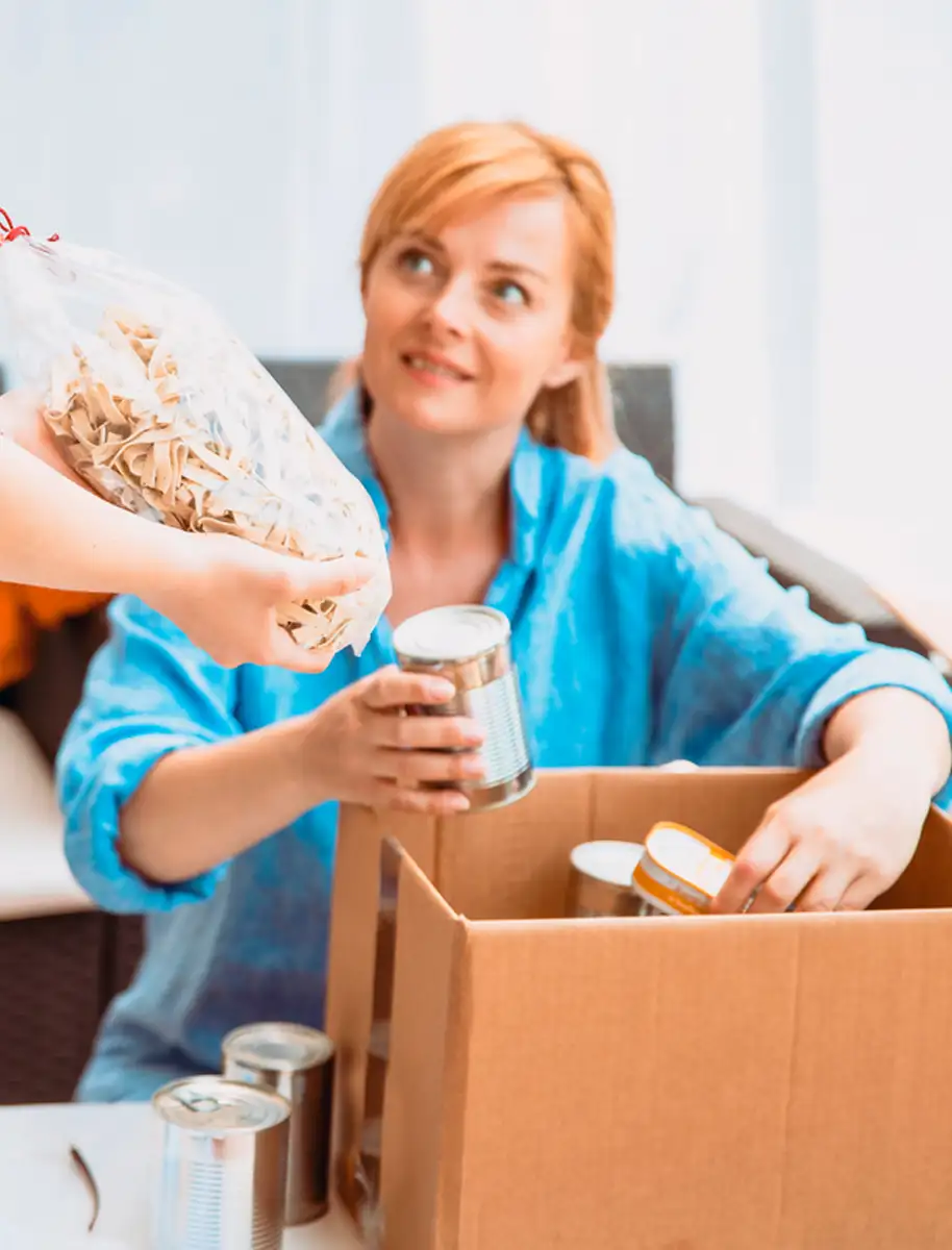 Donantes colaborando en la recogida de alimentos